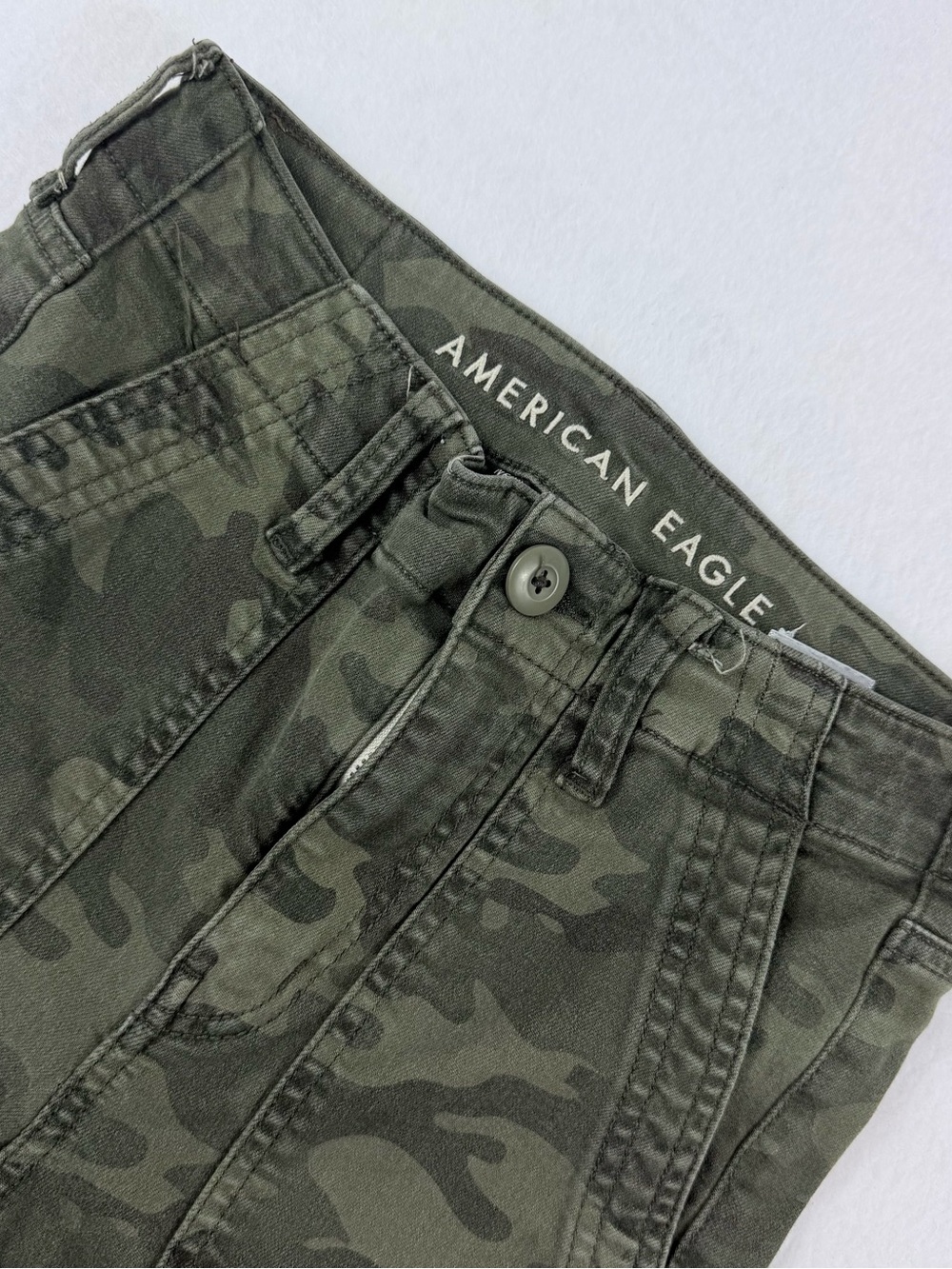 American Eagle woman’s Camo high-rise jegging crop pants